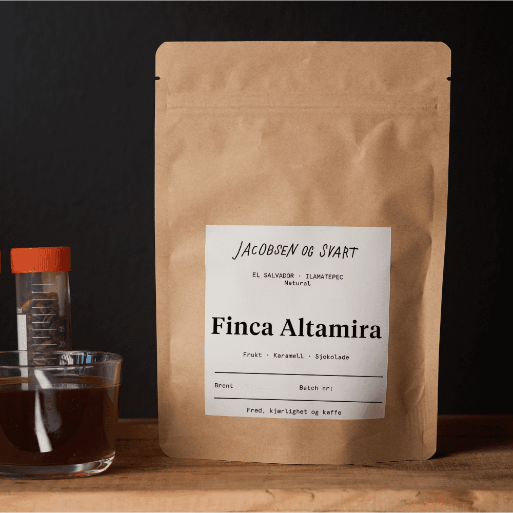 Kraft kaffe-pose fra Jacobsen og Svart med Finca Altamira etikett