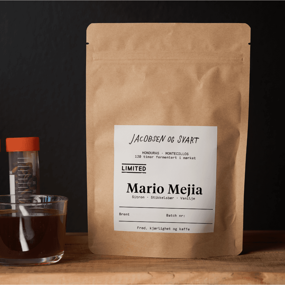 Kraft kaffe-posjepakke merket Mario Mejia med glasset brygget kaffe ved siden av